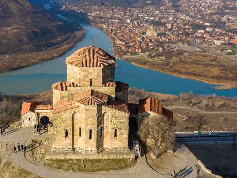 Kostel Džvari ze 6. století, tyčící se nad posvátným městem Mccheta na soutoku řek Mtkvari a Aragvi. Zdroj: Wikimedia Commons