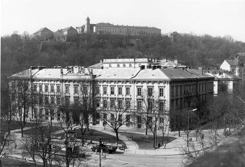 Budova lékařské fakulty na Komenského náměstí – 50. až 60. léta 20. století