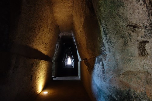 Údajná jeskyně Sibylly Kúmské, již navštívil hrdina Aeneas (lokalita Cuma severně od Neapole)