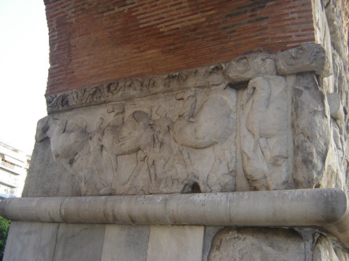 Reliéf s velbloudy. Oblouk císaře Galeria (3./4. století n. l.; Soluň)