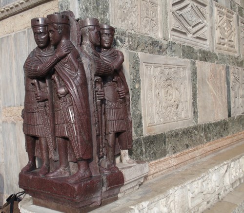Sousoší čtyř císařů, tzv. tetrarchů, z počátku dominátu (Benátky, nároží baziliky sv. Marka)