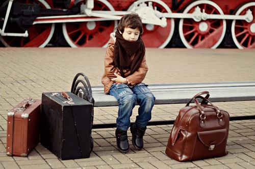 Dítě s kufry na nádraží