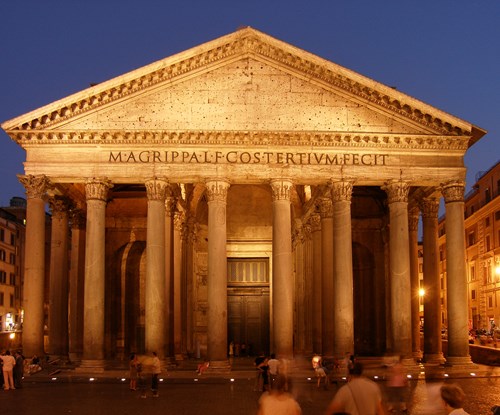 Římský chrám všech bohů Pantheon s monumentálním nápisem v kapitále (CIL VI 896). Nápis zní: M. AGRIPPA. L. F. COS. TERTIUM. FECIT. M(arcus) Agrippa, L(ucii) F(ilius), CO(n)S(ul) tertium, fecit. "Dal postavit M. Agrippa, Luciův syn, (když byl) potřetí konsulem."