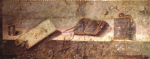 Pompejská freska – zátiší s psacími potřebami z domu Julie Felix; zleva: kalamář, kalamus – rákosové pero, svitek papyru, psací tabulky a rydlo.
