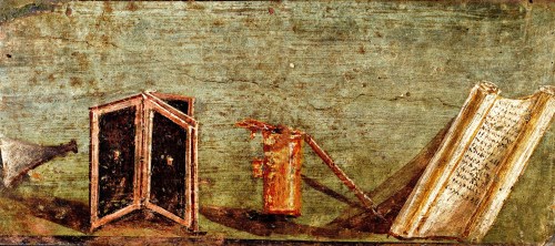 Pompejská freska zobrazující antické psací potřeby, zleva: škrabka, psací tabulky, kalamář, pero a papyrový svitek (Neapolské národní muzeum inv. 4676).