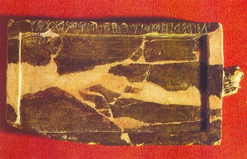 Slonovinová psací tabulka z lokality Marsiliana d´Albegna ze 7. stol. př. n. l., které se také říká „abecedář“, poněvadž na horním okraji tabulky běží zprava doleva abecední sekvence. Jde o nejstarší dochovaný etruský doklad abecedáře.