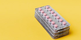 ČT24: Popularita hormonální antikoncepce v Česku klesá. Vědci hledají důvod
