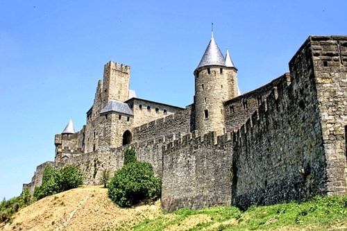 Část hradu Carcassonne ležícího v dnešní Francii. Hrad byl jedním z nejmohutnějších svého druhu a propůjčil jméno populární deskové hře.