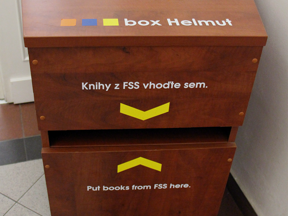 Box Helmut pro vracení knih před vstupem do knihovny.
