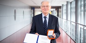 Eduard Schmidt receives the Medal of Lifelong Merit for the Development of Natural Sciences