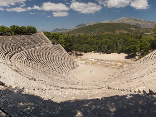 Divadlo v řeckém Epidauru, v němž se mohlo bavit až 14 tisíc diváků najednou. Zdroj: Wikimedia Commons
