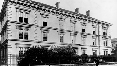 Budova sirotčince ve Falkensteinerově ulici před rokem 1907. Zdroj: Archiv Masarykovy univerzity