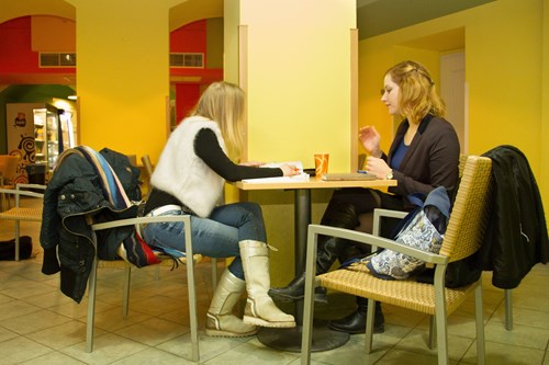 Krmítko je pro studenty útočištěm mezi přednáškami i místem pro přátelské rozhovory. Foto: Jana Sosnová