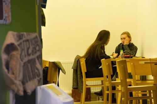 V místnosti za kavárnou najdou návštěvníci dostatek klidu a soukromí. Foto: Jana Sosnová