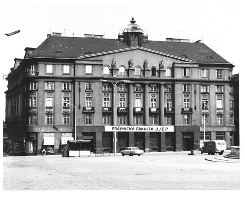 Budova na Zelném trhu v Brně, kde mezi lety 1969 a 1993 sídlila právnická fakulta naší univerzity