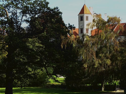 Pohled z parku na telčský zámek