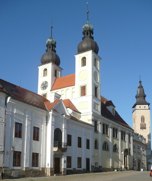 Současný pohled na budovy jezuitského řádu (zleva jezuitské gymnázium, kostel Jména Ježíš a jezuitská kolej)