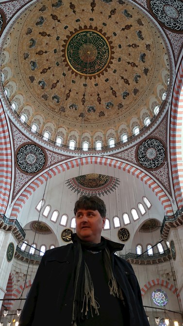 Při svých terénních výzkumech zavítal také do Maroka, Íránu či Turecka. Na fotografii je v mešitě sultána Sulejmána v Istanbulu. Foto: archiv Attily Kovácse