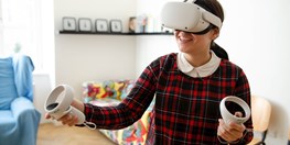 Na oči brýle a&#160;do ruky ovladač: studenti se učí anglicky ve virtuální realitě