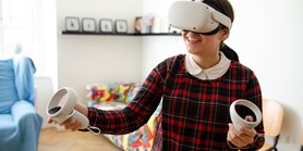 Na oči brýle a&#160;do ruky ovladač: studenti se učí anglicky ve virtuální realitě