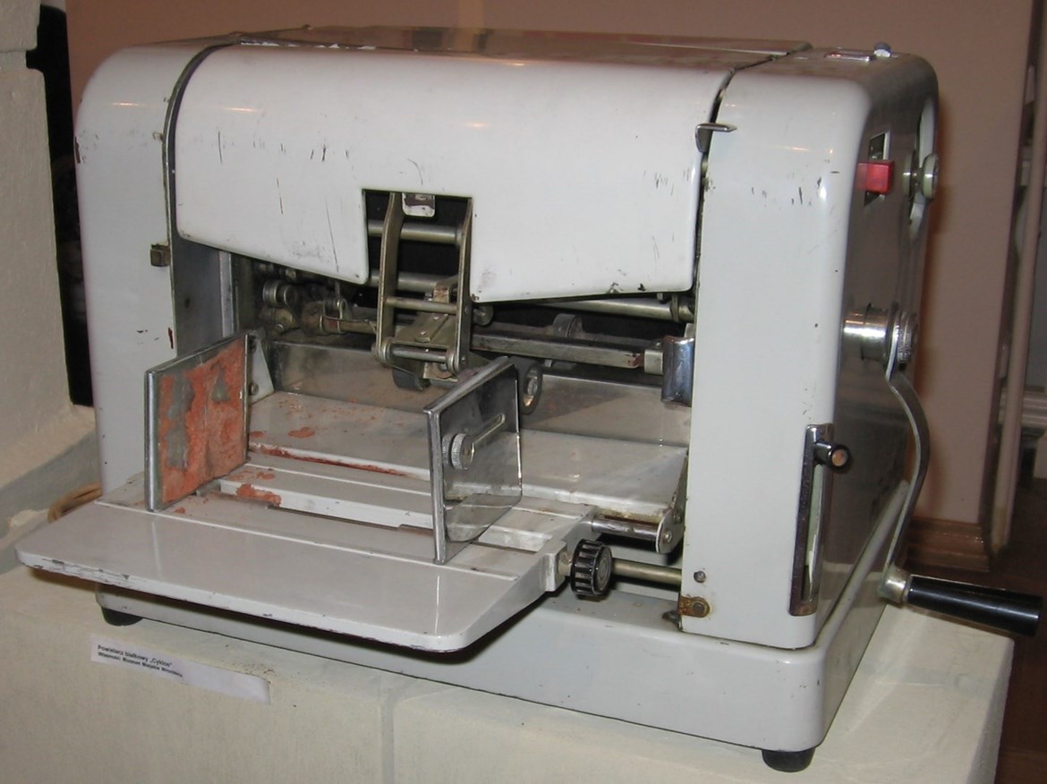 Cyclostyle (mimeograph) was a device for reproducing documents. It consisted of a tin drum on which a special membrane was stretched. The principle of printing lay in passing the ink through the membrane. Photo: https://cs.wikipedia.org/wiki/Cyklostyl