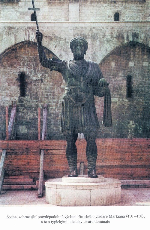 Kolos z Barletti – císař se svými odznaky moci.