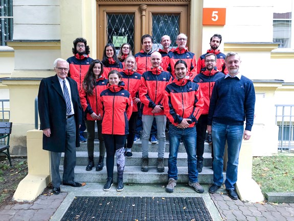 
Members of this year’s polar expedition wearing the new jackets together with the head of the Czech Antarctic Research Programme, Daniel Nývlt and the founder of the Czech research station in Antarctica, emeritus professor at the Department of Geography MU, Pavel Prošek.

