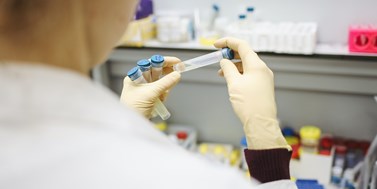 Covidový očkovací paradox: Vědci z MU zjistili, že vzdělaní lidé důvěřují očkování nejméně ze všech. Očkování proti covid-19 však podporují nejvíce