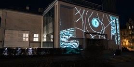 Videomapping Vasulka Live Archive rozzářil fasádu Domu umění
