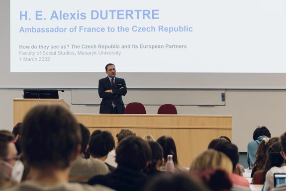 
<span>Francouzský velvyslanec v Česku Alexis Dutertre zavítal minulý týden na fakultu sociálních studií. V diplomacii působí už třiadvacet let. Foto: Lucia Farkašová</span><span></span>
