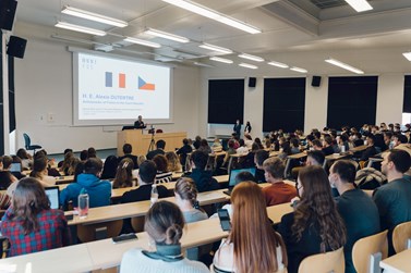 Přednášky jsou určené studentům mezinárodních vztahů a evropských studií, navštívit je ale může i veřejnost.  Foto: Lucia Farkašová