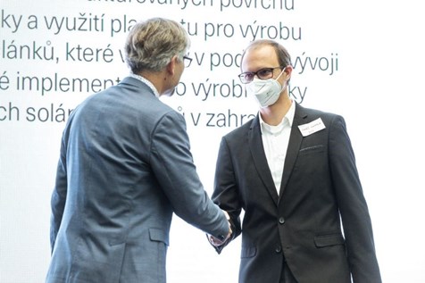 Tomáš Homola přebírá cenu MIA 2021 - foto Tomáš Škoda 