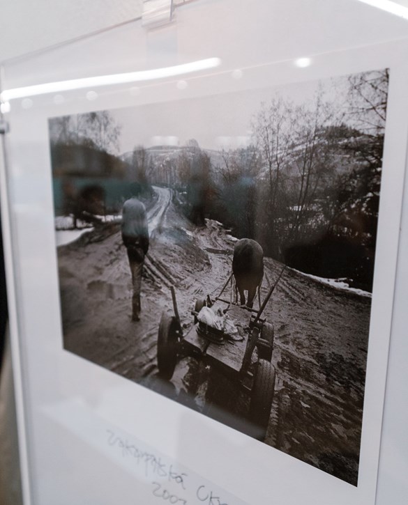 Čítárnu FF MU zaplnily černobílé snímky z Ukrajiny