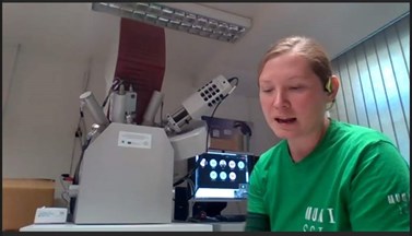 Zlata Kelar Tučeková vysvětluje zájemcům funkci skenovacího elektronového mikroskopu (SEM).