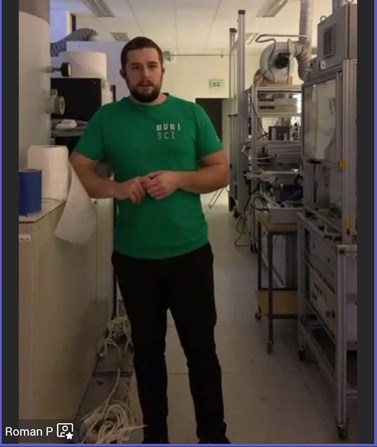 Roman Přibyl provádí zájemce laboratoří výzkumné skupiny Plazmové nanotechnogie a bioaplikace ÚFE.