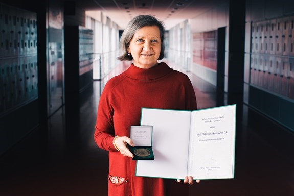 Jana Šmardová receives the medal for extraordinary creative achievement