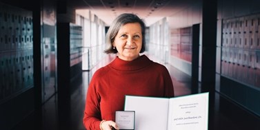 Jana Šmardová receives the medal for extraordinary creative achievement