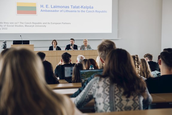 Velvyslanci z pobaltských zemí přednášeli studentům katedry mezinárodních vztahů a evropských studií. Foto: Lucia Farkašová