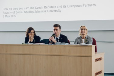 Pozvání na fakultu sociálních studií přijali velvyslanci (zleva) Gita Kalmet, Laimonas Talat-Kelpša a Gunta Pastore.