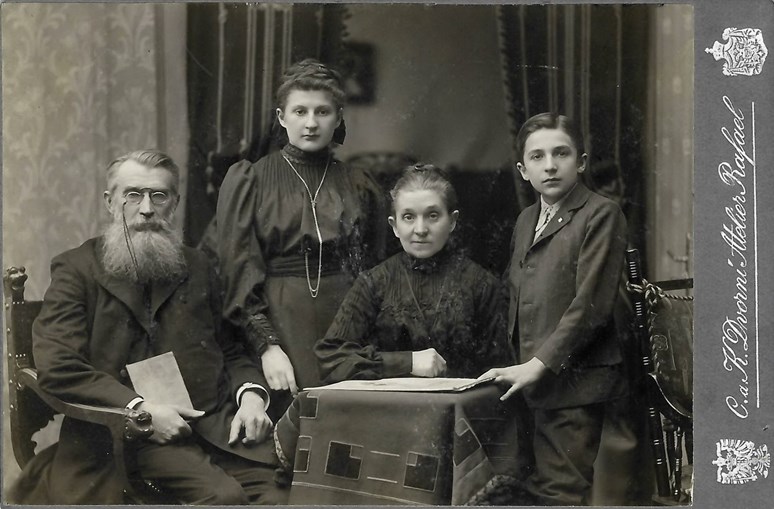 Samuel Kostomlatský v dětsví, s rodiči a sestrou Lydií. (Rodinné snímky poskytla Církev bratrská.)