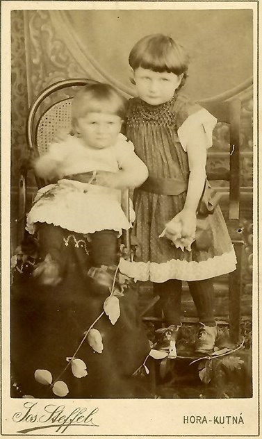 Samuel Kostomlatský (vlevo) se sestrou Lydií