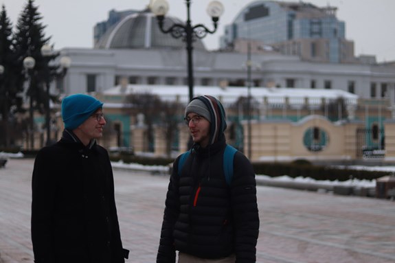 Hošek (vpravo) se nebojí objevování nových krajin a zvyků ani za teplot směřujících pod nulu. Na fotografii se nachází na Ukrajině. Foto: archiv Martina Hoška