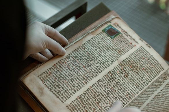Filozofická fakulta se pyšní zrestaurovanou Pražskou biblí