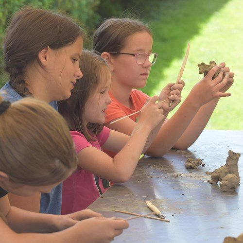 Children making horse sculptures in the “One-Day Potter” course.