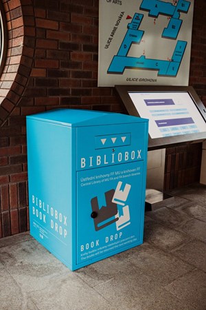 Bibliobox ve vchodu do Filozofické fakulty