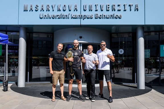 Děkan fakulty PhDr. Jan Cacek, Ph. D. se sportovci Ondřejem Moravcem, Jiřím Procházkou a Tomášem Hronem.​