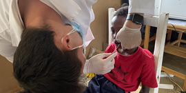 Budoucí zubař se svými zahraničními kolegy díky dobrovolnickému programu v&#160;Africe ošetřil tisícovku pacientů