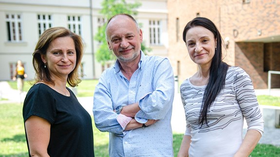 Proděkan Lubomír Spurný a hlavní dvě koordinátorky projektu Silvie Rampouchová (vlevo) a Dáša Ayadi (vpravo). Foto: Alexandra Snováková