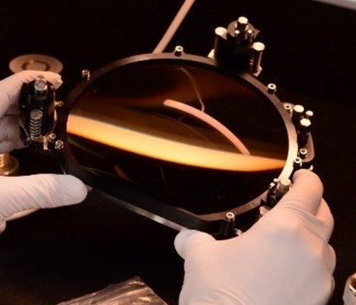 Montáž optického elementu teleskopu NEOSTEL do mechanické objímky a jeho finální kontrola
