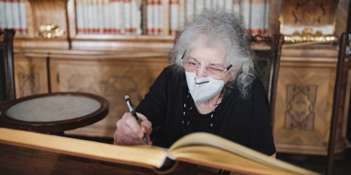 Nositelka Nobelovy ceny Ada E. Yonath při podpisu do pamětní knihy